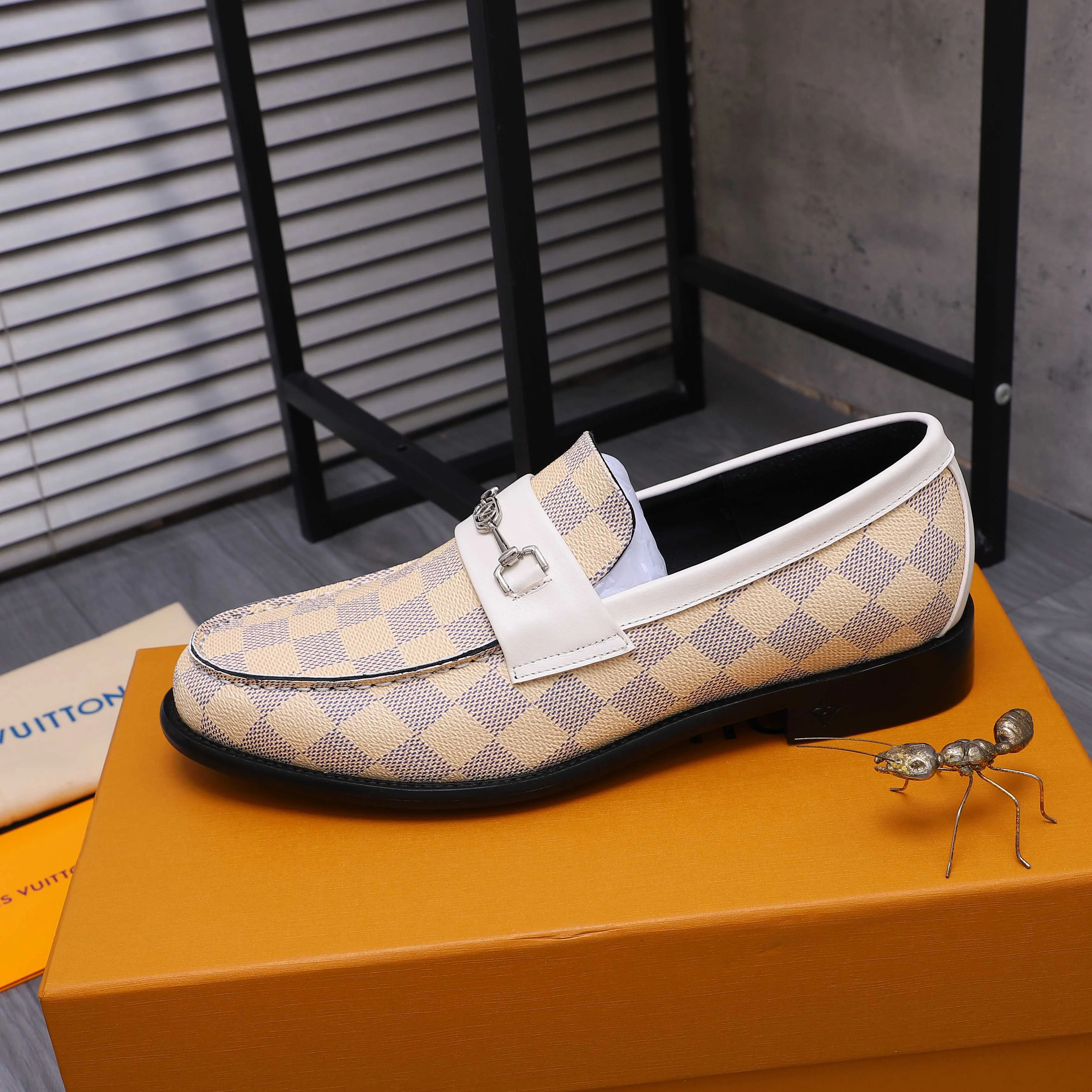 Men's shoes 💰660 Product trademark: LV [Louis Vuitton] business casual slip-on leather shoes, regular size. Size: 39-44 (38.45 custom-made, non-returnable) Product materials: Selected classic plaid upper, cowhide lining, original outsole